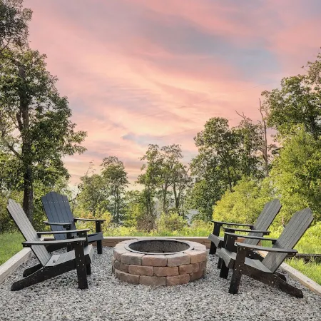 Updated Brow View Cabin with Hot Tub/Fire Pit/Arcade in Mentone