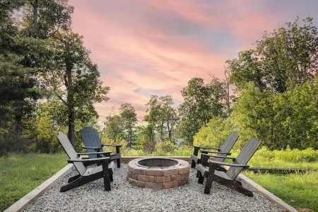 Updated Brow View Cabin with Hot Tub/Fire Pit/Arcade in Mentone