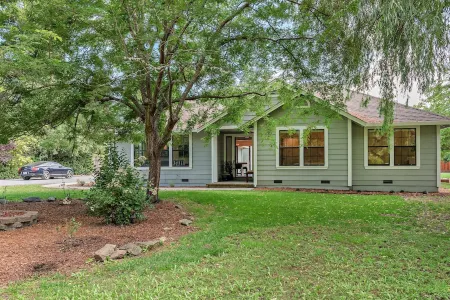 Modern Home w/Woodstove & Swimming Pool; a Resort Feel in a Vineyard Setting!