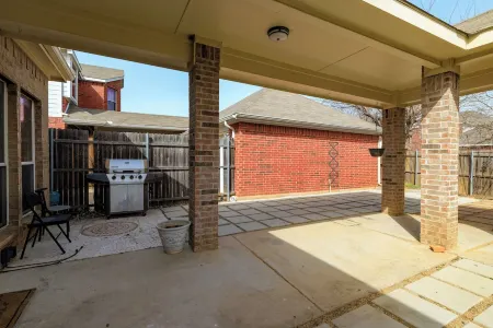 Yard & Workspace - Convenient Euless Stay Near DFW