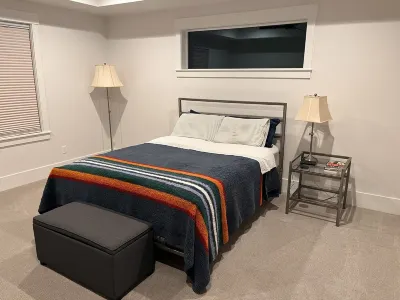 New 3-bedroom house in NW Bend with giant TV, fun for the whole fam!