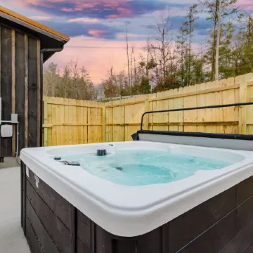 Cozy Hiker’s Retreat with Relaxing Hot Tub.