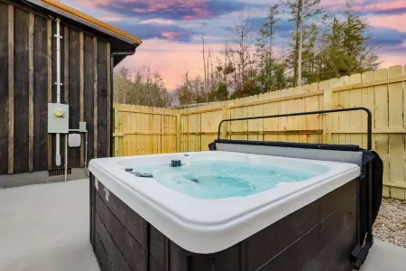 Cozy Hiker’s Retreat with Relaxing Hot Tub.