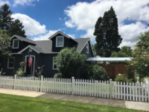 Delightful Downtown Retreat in the Willamette Wine Country Hotels in Newberg