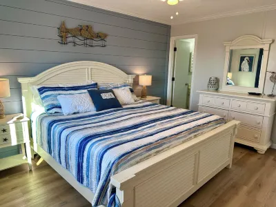 Ocean View Retreat: Cozy Condo with Pool, Bikes & 1 Min to Beach! Hotel di 