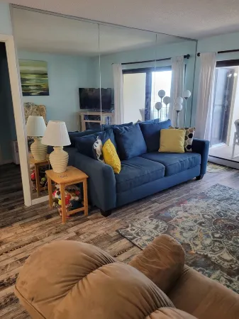 Family Friendly Ocean Front Condo at Indies House in Ormond Beach Отели в г. Ормонд-Бай-Те-Си
