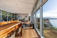 Cliffside Glass House Ocean Views • Hot Tub • Gym