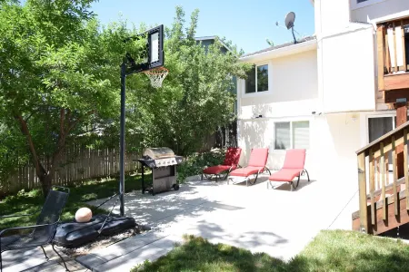 Spacious and private! Connected to the internet to keep in touch with... Отели рядом с достопримечательностью «Парк штата Черри Крик»