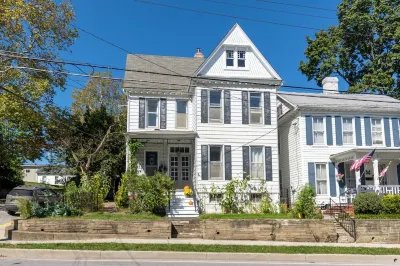 Westy House - old world charm with modern upgrades in this downtown victorian. 맥다니엘 대학 주변 호텔