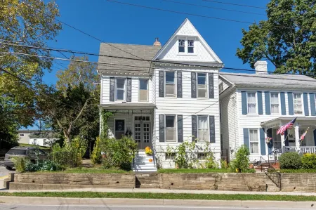 Westy House - old world charm with modern upgrades in this downtown victorian.