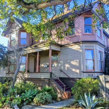 1BR in perfect Berkeley location -- patio & yard!