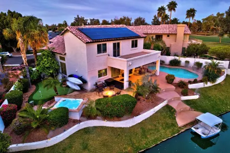 Modern 3bd3bth w/ misters, pool/spa, pool table, kayaks/pedal boat/bikes/fishing