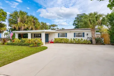 Private Oasis🌴 Heated Pool•Near Beach•Pet Friendly Hotels near Macy's The Gardens(Fl)