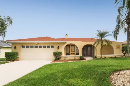 Exquisite Lakeview Oasis: Charming 3 bd, 2 bath vacation rental with heated pool