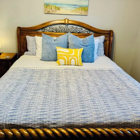 Large Pool • Clean & Comfortable • Fast Wifi • King Beds!