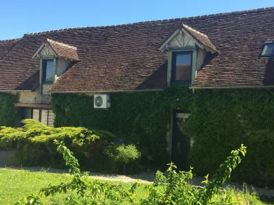 Un Figuier Dans Notre Jardin Hotels in Combreux