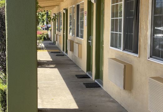 2. 홀리데이 모텔..