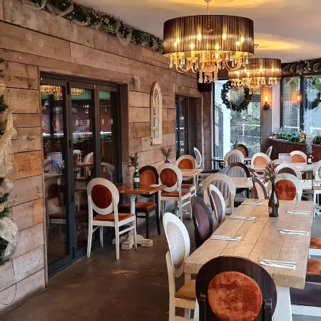 The Waterside Bar, Rooms & Restaurant Отели рядом с достопримечательностью «BBC Salford Quays»