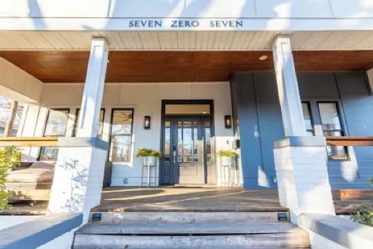 Modern Farmhouse Style, 4-bedroom home, downtown Durham, large private yard