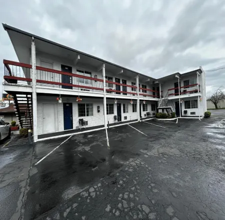 Travelers Inn by OYO Longview Kelso Отели рядом с достопримечательностью «The Rutherglen Mansion»