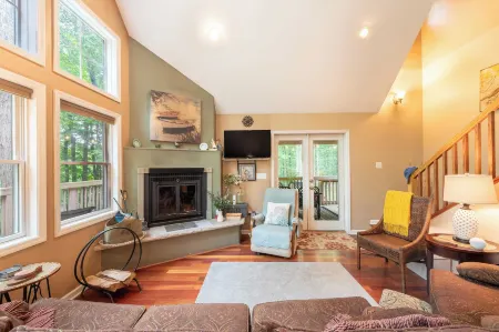 Bear Trail Chalet by AvantStay Retreat w Outdoor Living Deck Fire Pit