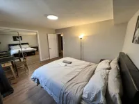 Cozy 1 Bedroom Rental with Den free parking Close to University