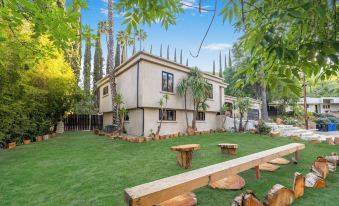 Del Campo Villa - 4BR Woodland Hills Gem With Pool and Cabana