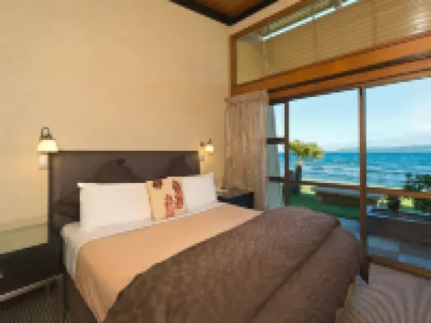 Oasis Beach Resort Hotels in Taupo