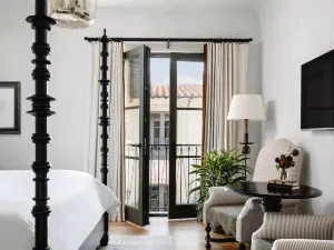 코모도어 페리 에스테이트, 오베르지 컬렉션