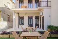 Elegant Coastal Escape Sleeps 8 Hotels in Matosinhos