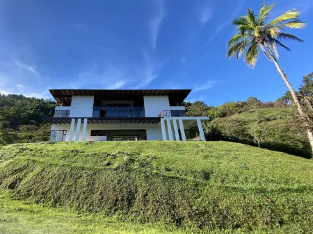 Arte de Plumas Birding Lodge Отели в г. Ла Суиса