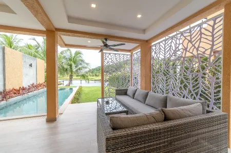 Siam Royal View Private Pool Villa by Psr Отели рядом с достопримечательностью «Chao Por Koh Chang Shrine»