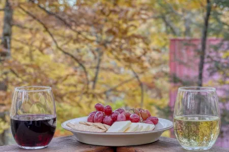 Pine Haven Getaway in Linville Land Harbor. 4BDR/3BA with Large Deck & Game Room Отели рядом с достопримечательностью «Christmas Tree Hill Garden Center»