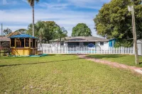 Carefree Cove on Lake Connie - With Hot Tub! 15 mins to Legoland Hotels near Peppa Pig Theme Park Florida