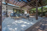 Luxe Executive Home HEATED Pool, Outdoor Fireplace,Guesthouse!!