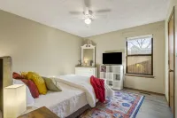 Tv's in Every Bedroom-Spacious-1 Mile to Aquarium & Downtown Hotels in Jenks