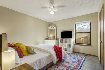 Tv's in Every Bedroom-Spacious-1 Mile to Aquarium & Downtown