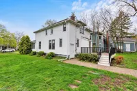 Chic 3 bedroom Get-a-way in downtown Lake Geneva