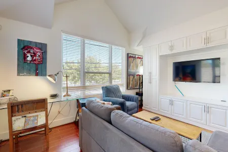 Modern, Dog-Friendly Flat with WiFi & Garage Parking - Unbeatable Location