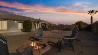 Large Backyard and Cozy Firepit - Spacious Tranquil Retreat Hotels in Surprise