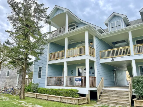 Spacious Penthouse with Covered Deck and Pool Access - Stylish Retreat