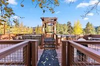 Cozy Loft and Shared Hot Tubs - Inviting Mountain Retreat