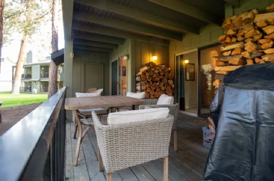 Cozy Condo with Community Pool and Hot Tub - Inviting Delightful Escape