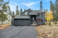 Private Patio and Hot Tub Oasis - Charming Rustic Retreat Hotels in Sunriver