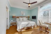 Gorgeous Home Right on the Bay w/Central AC, Balcony, and Free WiFi Hotels near Museum Plaza