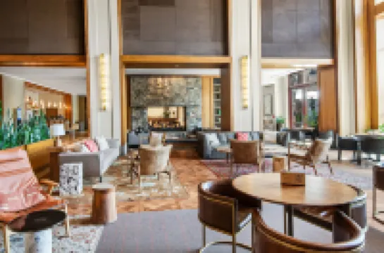 Ski-in Access and Mountain Views - Luxurious Resort Retreat