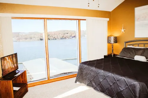 Spacious Condo with Serene Lake Views - Charming Lakefront Retreat Hotels in Osage Township