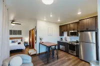 Mountain Studio with Full Kitchen and Smart Hdtv - Modern Retreat Hotels in Evergreen