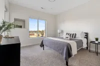 Luxury Kitchen with Pool and Year-Round Hot Tub - Stylish Escape 格蘭德維尤海茲住宿飯店