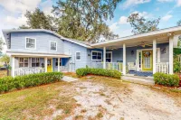 Spacious Retreat with Pool and Treehouse - Inviting Family Haven Hotels in Plant City
